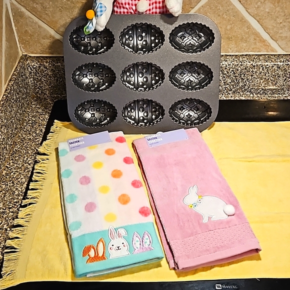 Williams Sonoma Holiday Nordic Ware Cast Aluminum Easter Egg Muffin